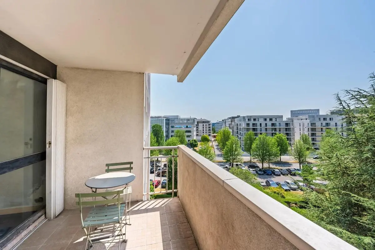 Balkon; manzara, fayans zemin, doğal ışık