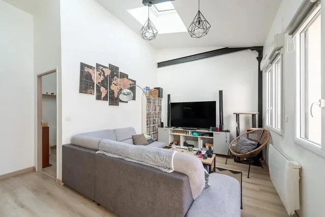 Salón; luz natural, estilo moderno, suelo de madera