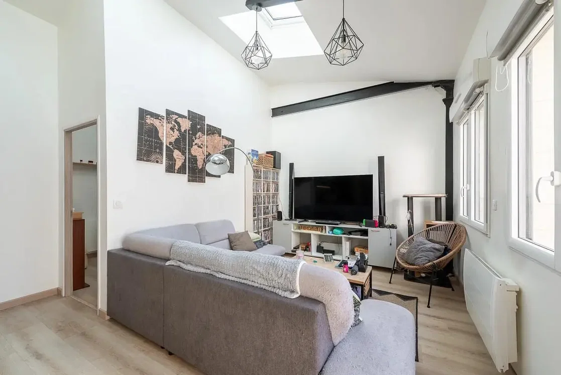 Salón; luz natural, estilo moderno, suelo de madera