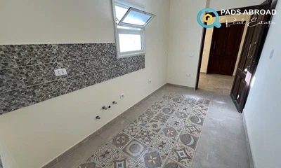 Outro; chão de azulejo, precisa de renovação