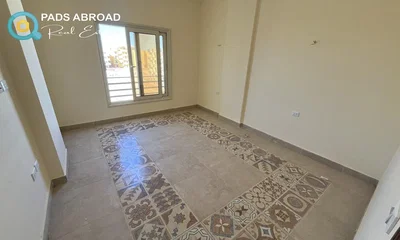 Outro; chão de azulejo, luz natural
