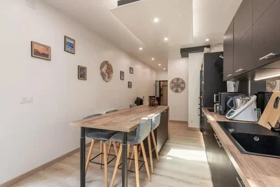 Cocina; electrodomésticos, suelo de madera, luz natural, estilo moderno