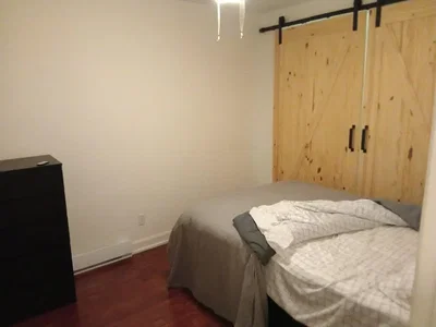 Camera da letto; pavimento in legno, luce naturale
