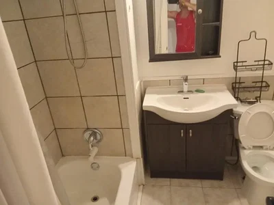 Toilette; pavimento in piastrelle, necessita ristrutturazione