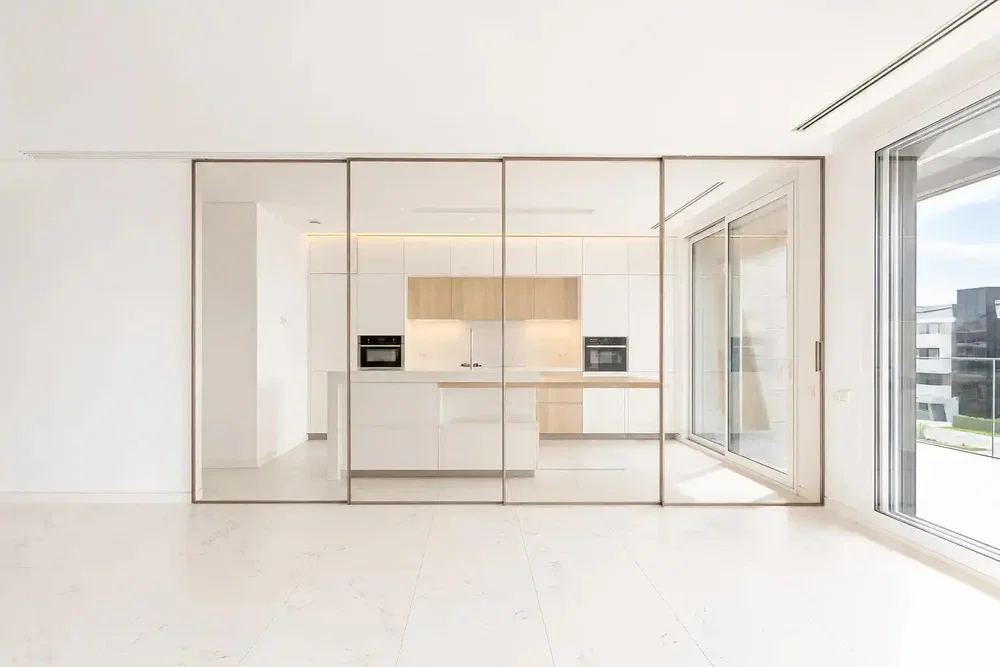 Wohnzimmer; tageslicht, fliesenboden, moderner stil