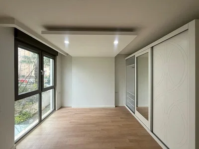 Quarto; chão de madeira, luz natural
