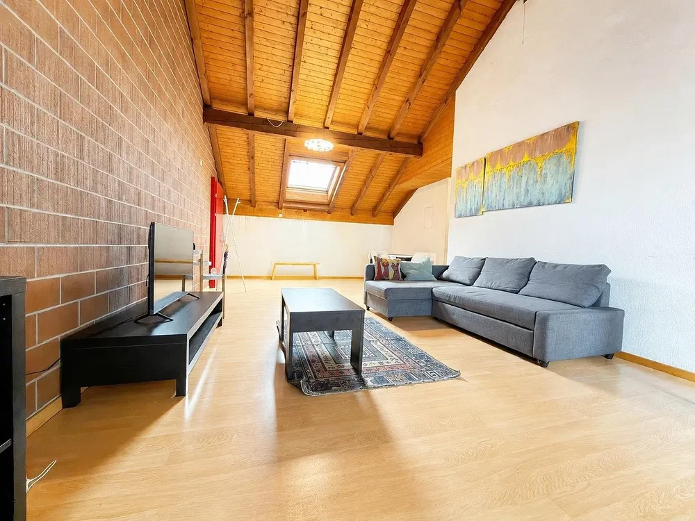 Sala de estar; chão de madeira, luz natural, estilo moderno