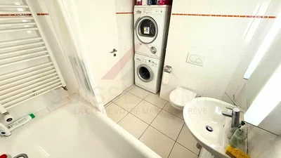 Toilette; fliesenboden, renovierungsbedürftig