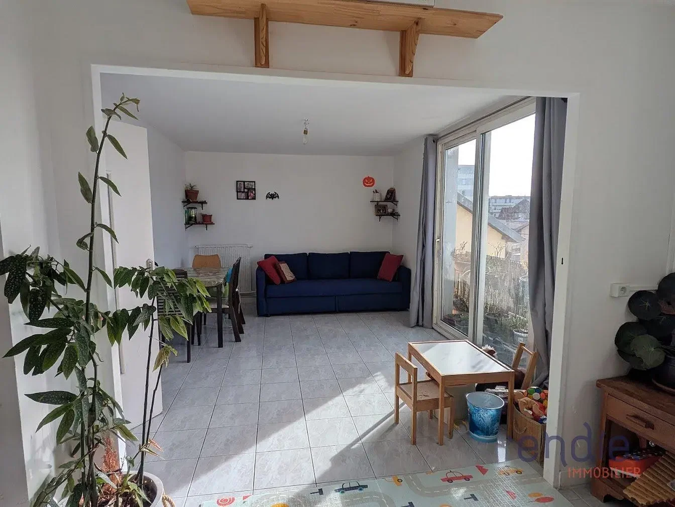 Woonkamer; natuurlijk licht, tegelvloer