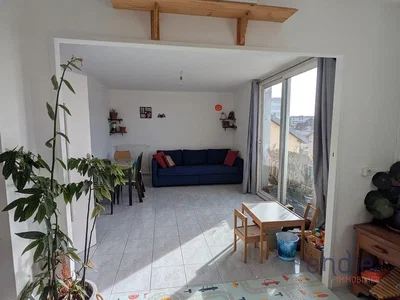 Woonkamer; natuurlijk licht, tegelvloer