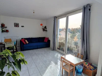 Woonkamer; uitzicht, tegelvloer, natuurlijk licht