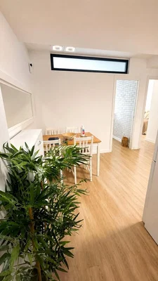 Obývačka; prirodzené svetlo, drevená podlaha