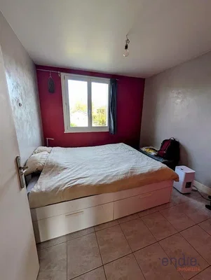 Slaapkamer; tegelvloer, natuurlijk licht