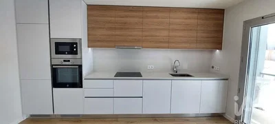 Кухиња; кухињски апарати, дрвени под, природно светло, реновиран