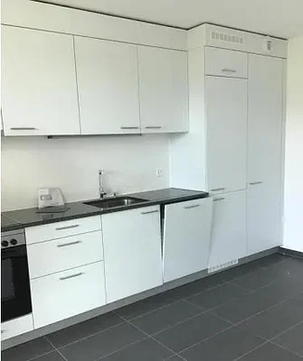 Cozinha; eletrodomésticos, chão de azulejo, luz natural