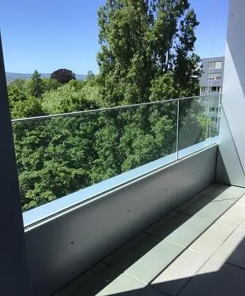 Varanda; vista, chão de azulejo, luz natural