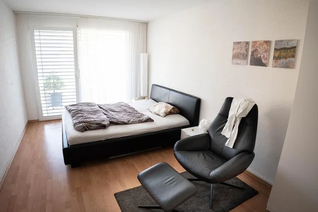 Ložnice; dřevěná podlaha, přirozené světlo