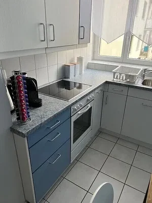 Kuhinja; kuhinjski aparati, pločice, prirodno svjetlo