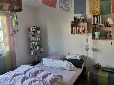 Spavaća soba; prirodno svjetlo, drveni pod