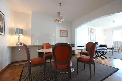 Soggiorno; pavimento in legno, luce naturale, stile moderno