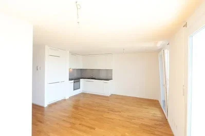 Keuken; houten vloer, natuurlijk licht, keukenapparatuur
