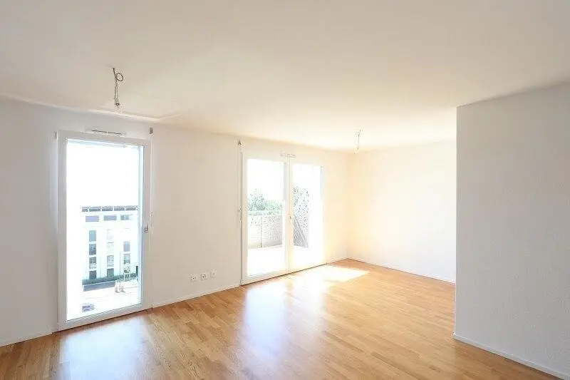 Woonkamer; houten vloer, natuurlijk licht