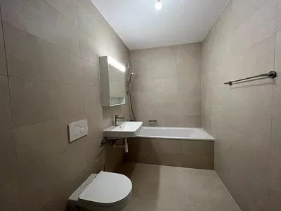 حمام; أرضية من البلاط, ضوء طبيعي
