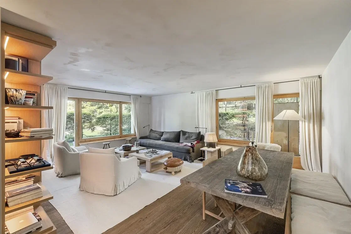 Living room; natural light, wood floor, modern style