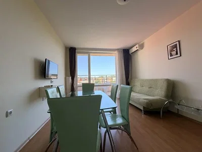 Salón; vista, luz natural, suelo de madera