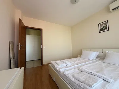 Dormitorio; suelo de madera, luz natural