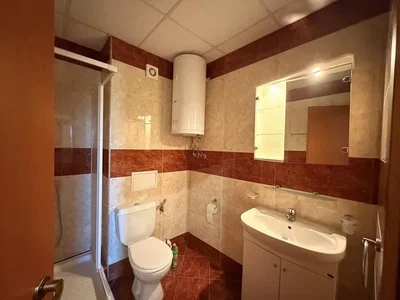 Aseo; suelo de baldosas, necesita renovación