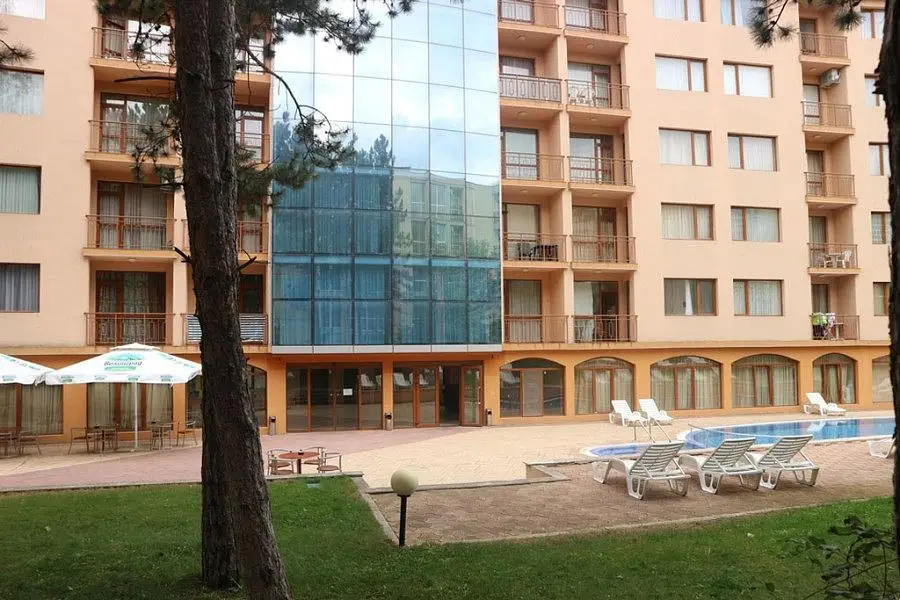 Casa y alrededores; vista, luz natural