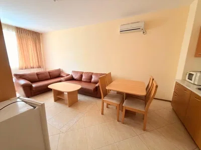 Salón; suelo de baldosas, luz natural