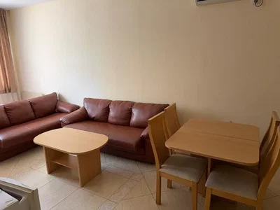 Salón; suelo de baldosas, luz natural