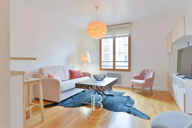 Woonkamer; houten vloer, natuurlijk licht, moderne stijl