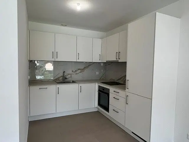 Cucina; elettrodomestici, pavimento in piastrelle