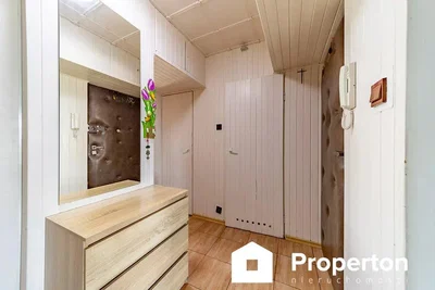 Vestiaire; parquet, carrelage, lumière naturelle