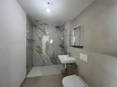 Bagno; pavimento in piastrelle, luce naturale