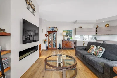 Salón; suelo de madera, luz natural, estilo moderno