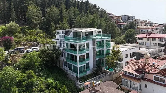 Casa y alrededores; vista