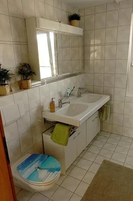 Toilettes; carrelage, lumière naturelle