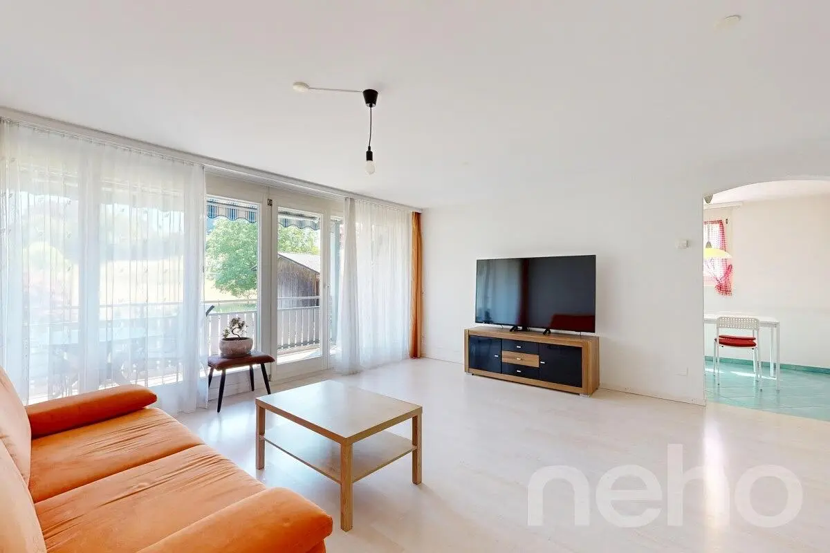 Salón; luz natural, suelo de baldosas