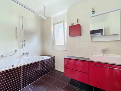 Salle de bain; carrelage, rénové, lumière naturelle