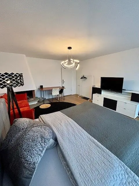 Bedroom; natural light, modern style
