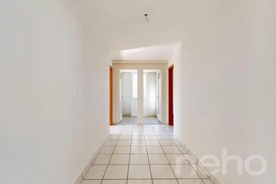 Salon; carrelage, lumière naturelle