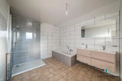 Salle de bain; carrelage, rénové, lumière naturelle
