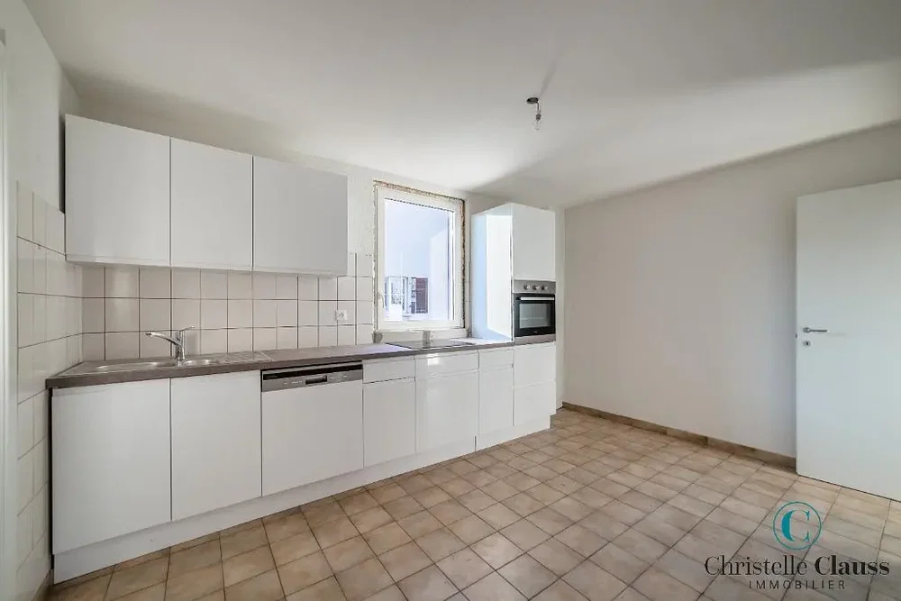 Cuisine; carrelage, lumière naturelle, nécessite rénovation