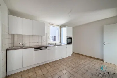 Cuisine; carrelage, lumière naturelle, nécessite rénovation