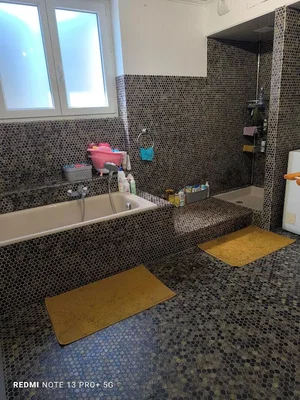 Salle de bain; carrelage, nécessite rénovation
