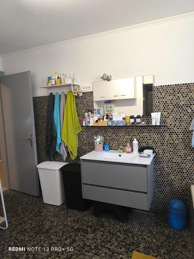 Toilettes; carrelage, nécessite rénovation